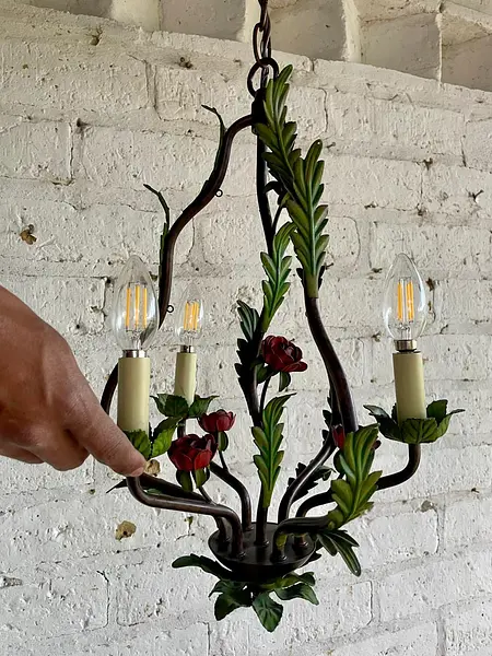 Lámpara De Araña Metálica Con Hojas Y Flores