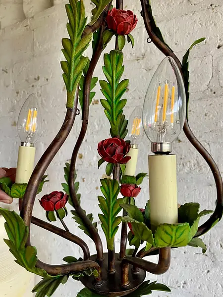 Lámpara De Araña Metálica Con Hojas Y Flores