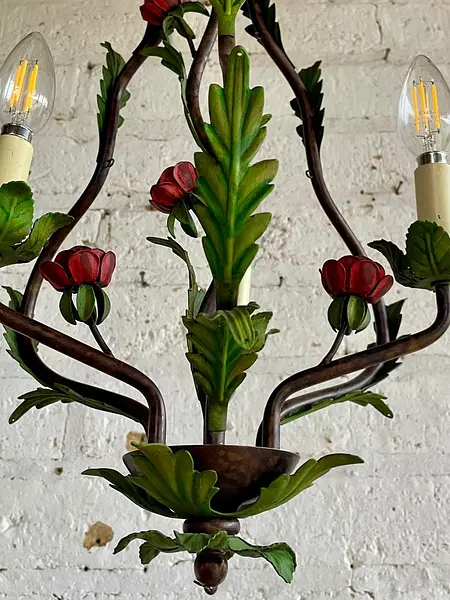 Lámpara De Araña Metálica Con Hojas Y Flores