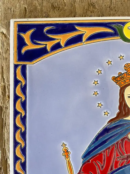 Imagen De María Auxiliadora En Una Baldosa Pintada A Mano