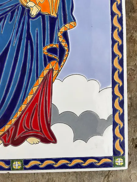 Imagen De María Auxiliadora En Una Baldosa Pintada A Mano