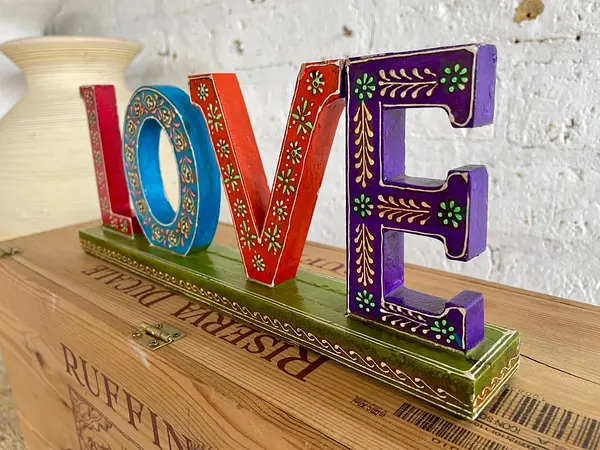 Letrero Love Sobre Base - India 1990