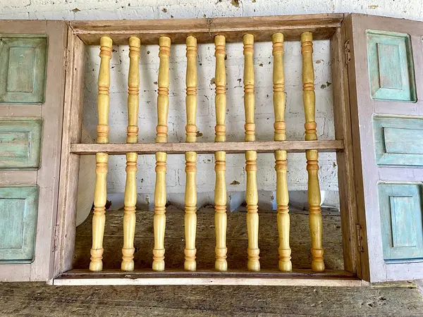Ventana De Dos Puertas Balaustres De Madera - Colombia 1940