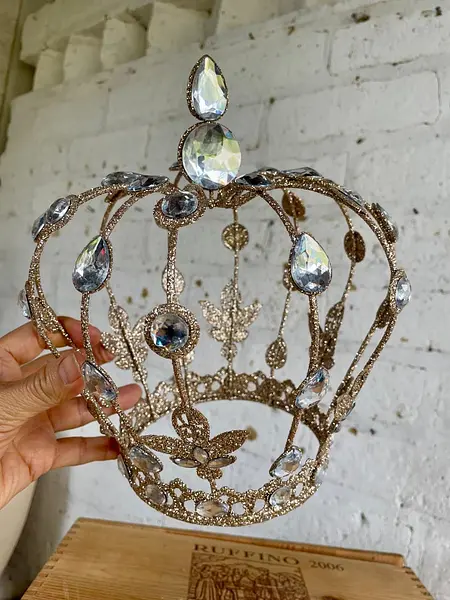 Corona Estilo Imperial De Estructura Metálica Y Purpurina