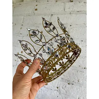 Corona Decorada Con Adornos Que Imitan Diamantes