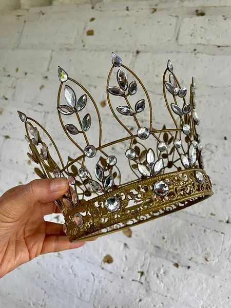 Corona Decorada Con Adornos Que Imitan Diamantes