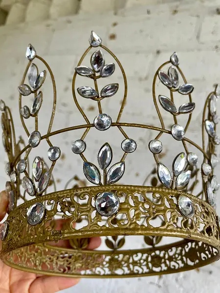 Corona Decorada Con Adornos Que Imitan Diamantes