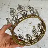 Corona Decorada Con Adornos Que Imitan Diamantes