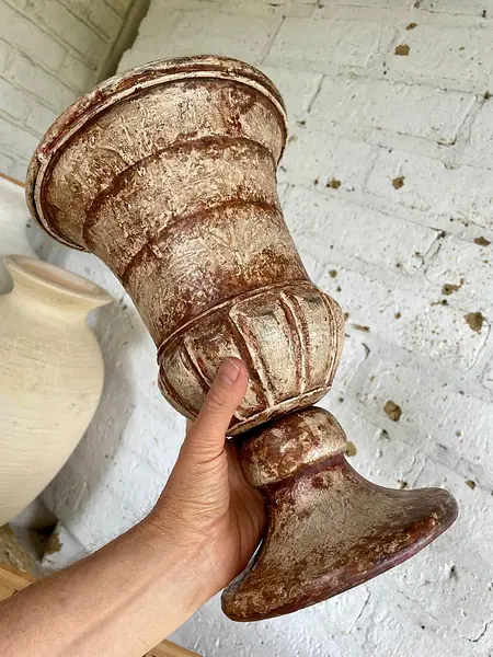 Copón Metálico Decorado Con Pintura Desgastada