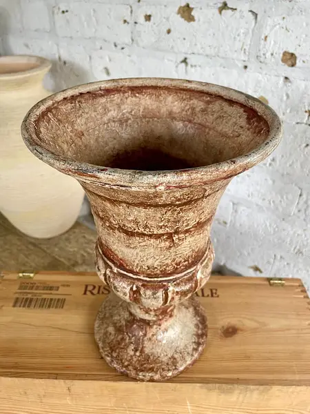 Copón Metálico Decorado Con Pintura Desgastada