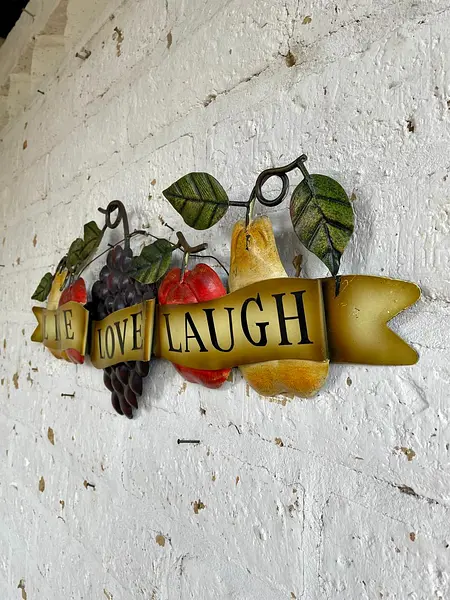 Placa Con Frutas Hojas Y Cinta "Vive, Ama, Rie"