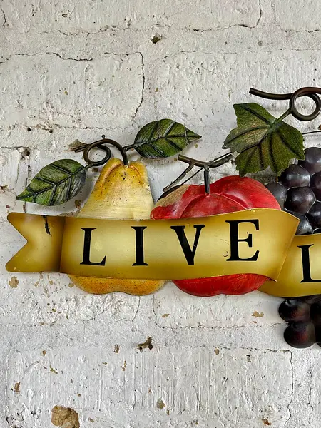Placa Con Frutas Hojas Y Cinta "Vive, Ama, Rie"