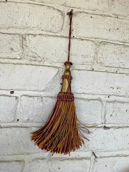 Borla Decorativa Clásica En Tonos Oro Viejo Y Granate