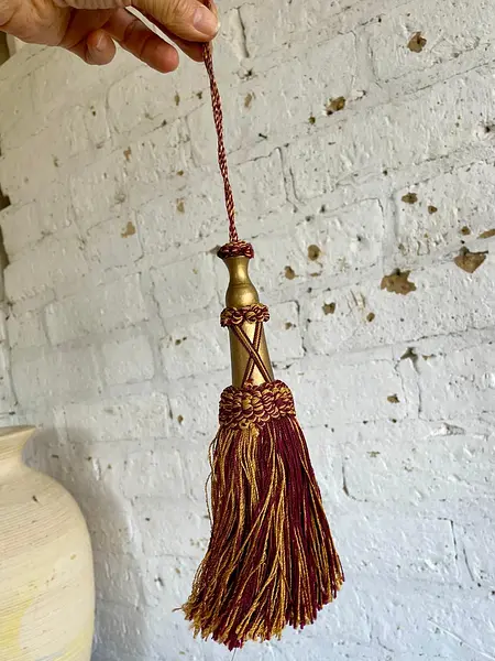 Borla Decorativa Clásica En Tonos Oro Viejo Y Granate