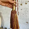 Borla Decorativa Clásica En Tonos Oro Viejo Y Granate