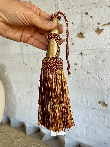 Borla Decorativa Clásica En Tonos Oro Viejo Y Granate