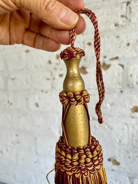 Borla Decorativa Clásica En Tonos Oro Viejo Y Granate