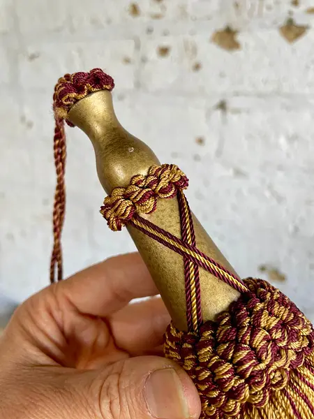 Borla Decorativa Clásica En Tonos Oro Viejo Y Granate