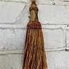 Borla Decorativa Clásica En Tonos Oro Viejo Y Granate