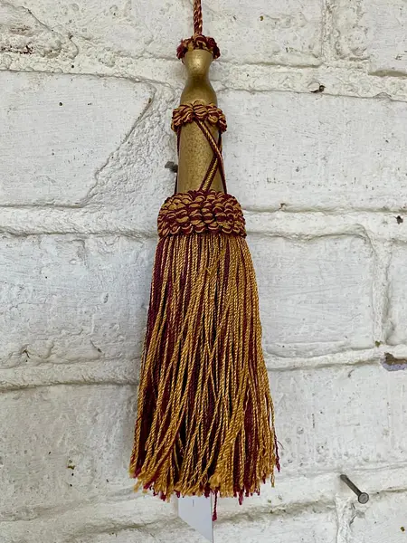 Borla Decorativa Clásica En Tonos Oro Viejo Y Granate