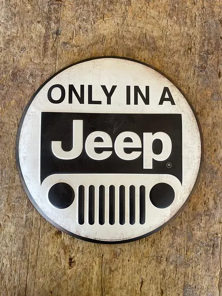 Letrero Metálico Cóncavo Only In A Jeep