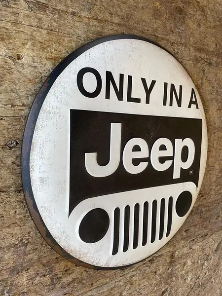 Letrero Metálico Cóncavo Only In A Jeep