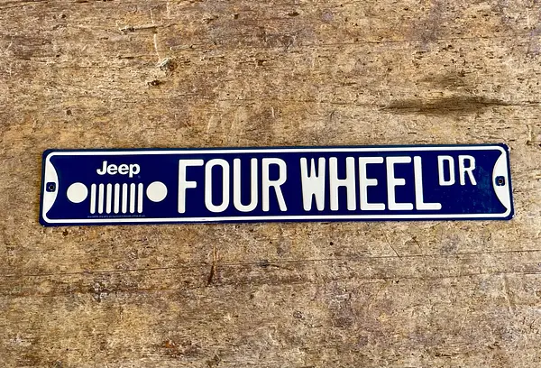 Letrero Metáico Jeep Four Wheel Dr.