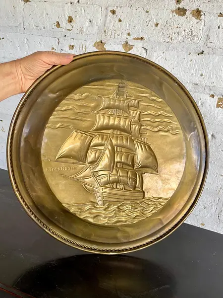 Plato Con El Velero Thermopylae En Relieve - Inglaterra 1950