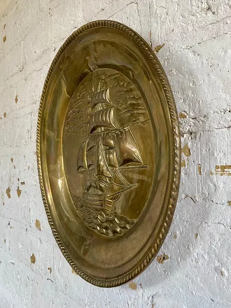 Plato Con El Velero Thermopylae En Relieve - Inglaterra 1950
