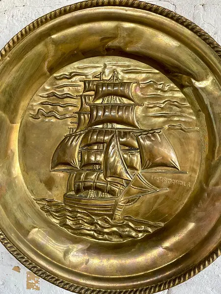 Plato Con El Velero Thermopylae En Relieve - Inglaterra 1950