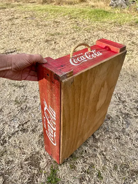 Caja Coca Cola Rústica Y Manijas Anudadas En Los Laterales