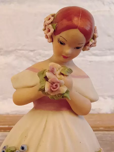 Muñeca Con Cinturón Rosado / Azul Y Tocado De Flores