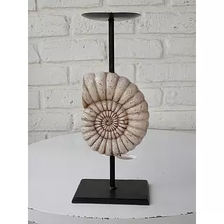 Candelabro Metálico Decorado Con Un Fósil De Resina